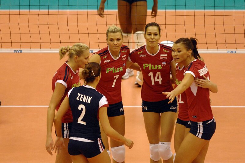 Polish women's volleyball team huddle