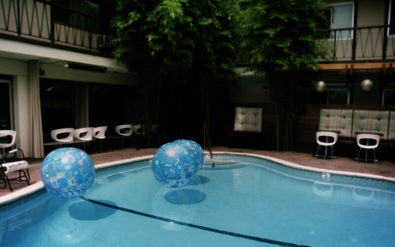 Pool with inflatable balls