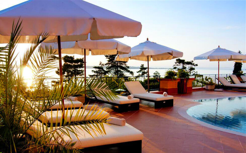 Poolside Lounge Chairs — White, Serene