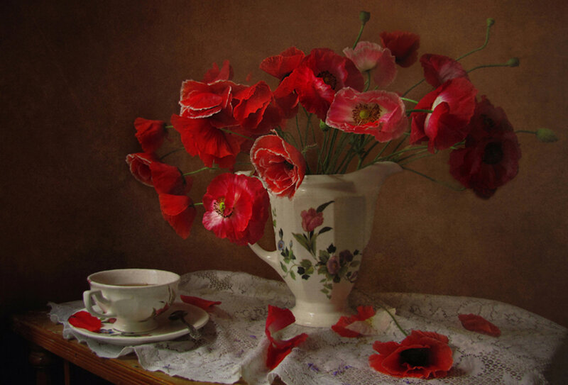 Poppies in a Vase — Red, Dramatic