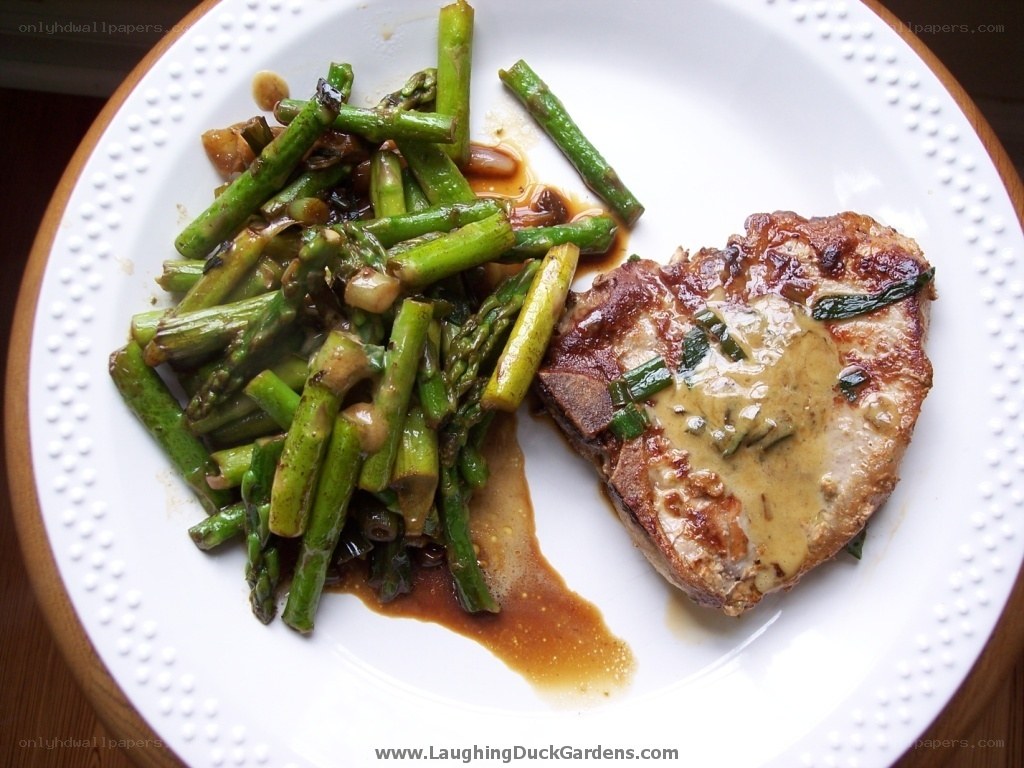 Pork chop with asparagus