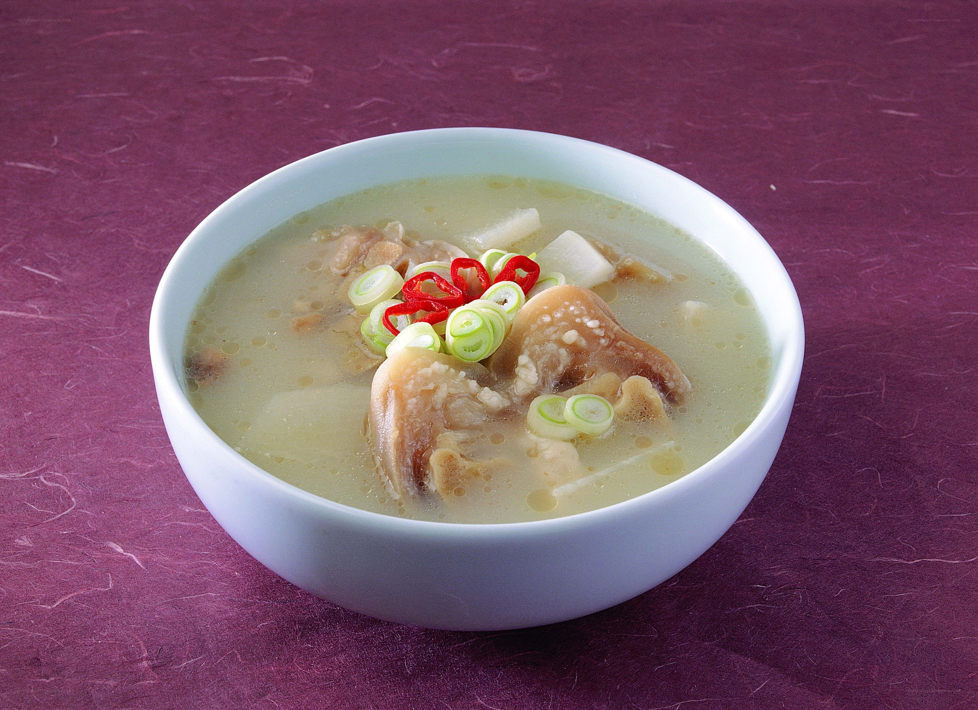 pork knuckle soup with scallions