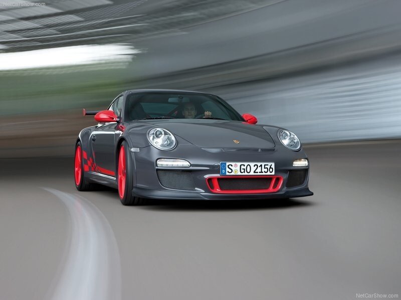 Porsche 911 GT3 RS in motion