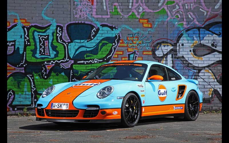 Porsche 911 in Gulf livery