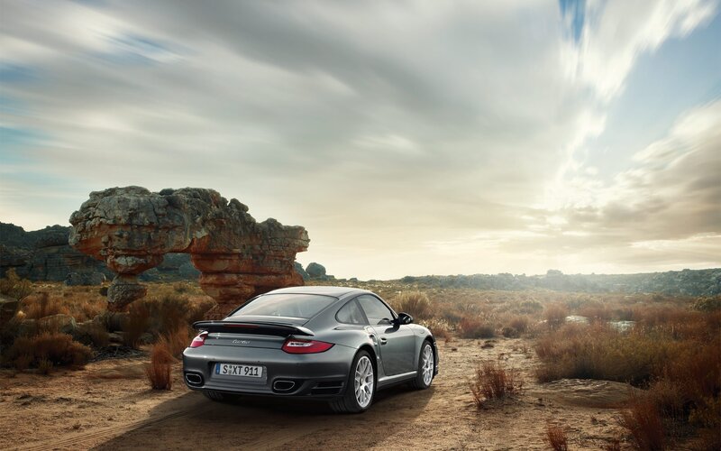 Porsche 911 Turbo in desert