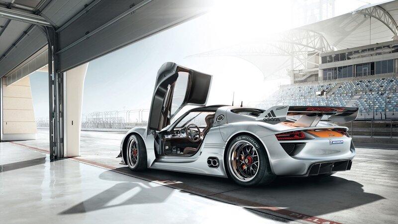 Porsche 918 Spyder in pit lane