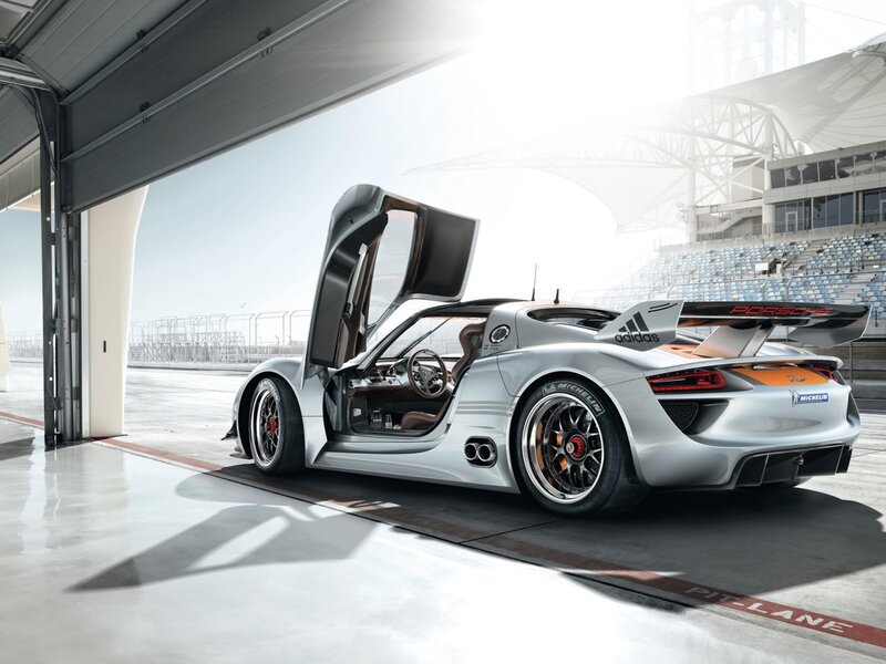 Porsche 918 Spyder in pit lane