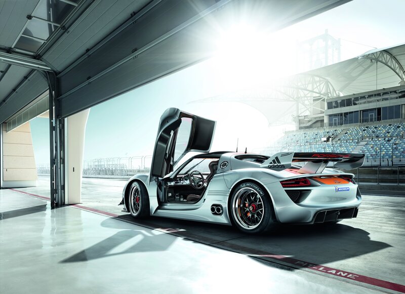 Porsche 918 Spyder in pit lane