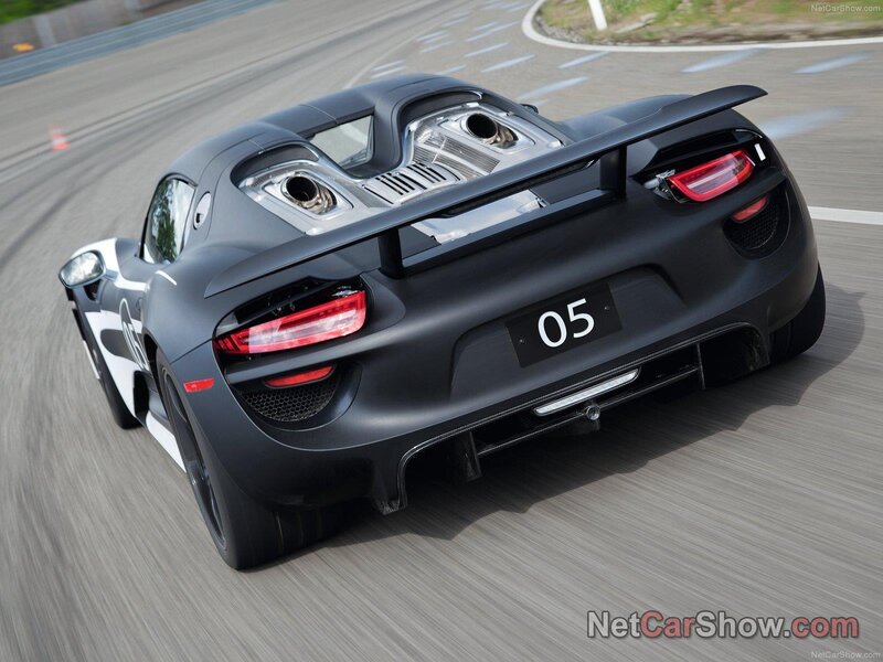 Porsche 918 Spyder on track