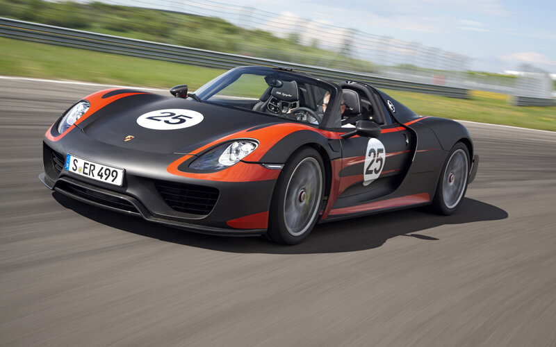 Porsche 918 Spyder on Track — Black