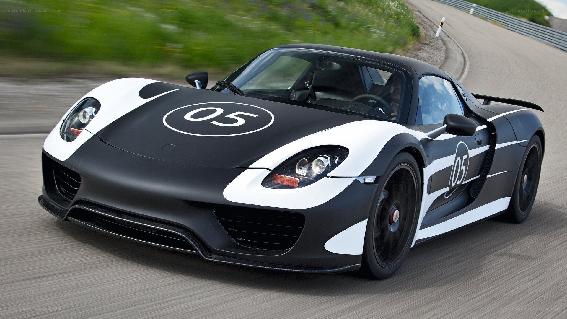 Porsche 918 Spyder racing
