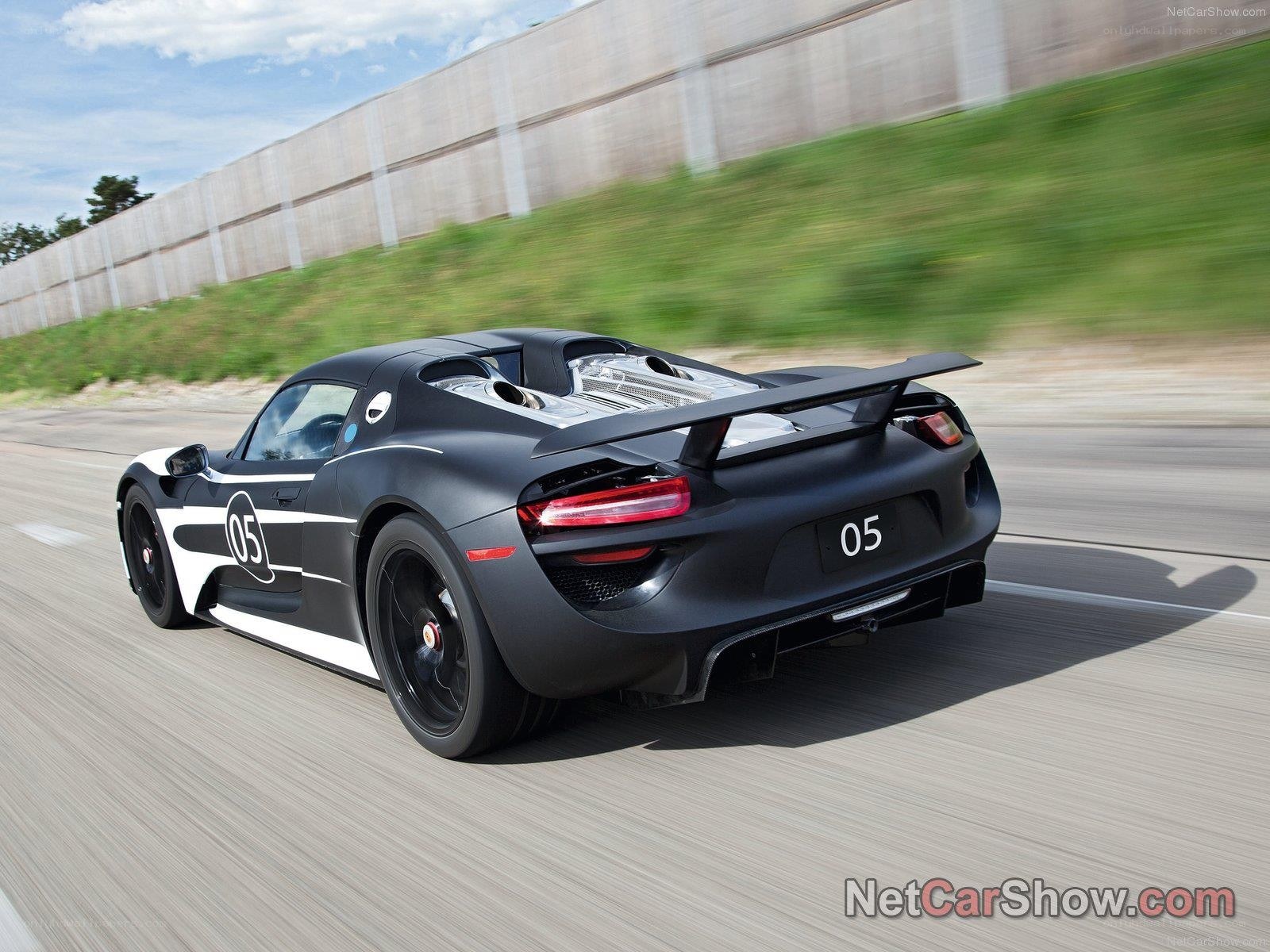 Porsche 918 Spyder racing