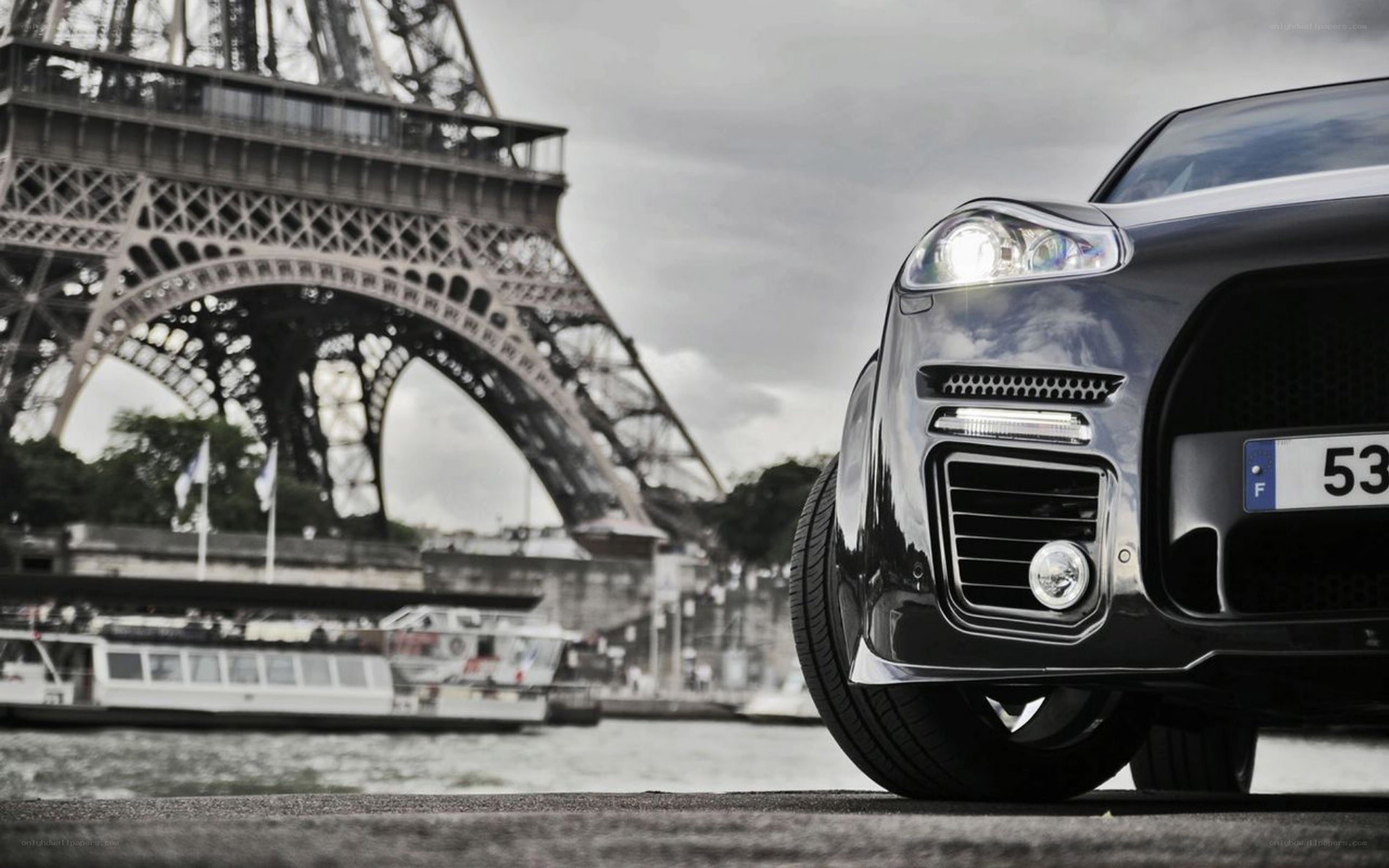 Porsche Cayenne in Paris
