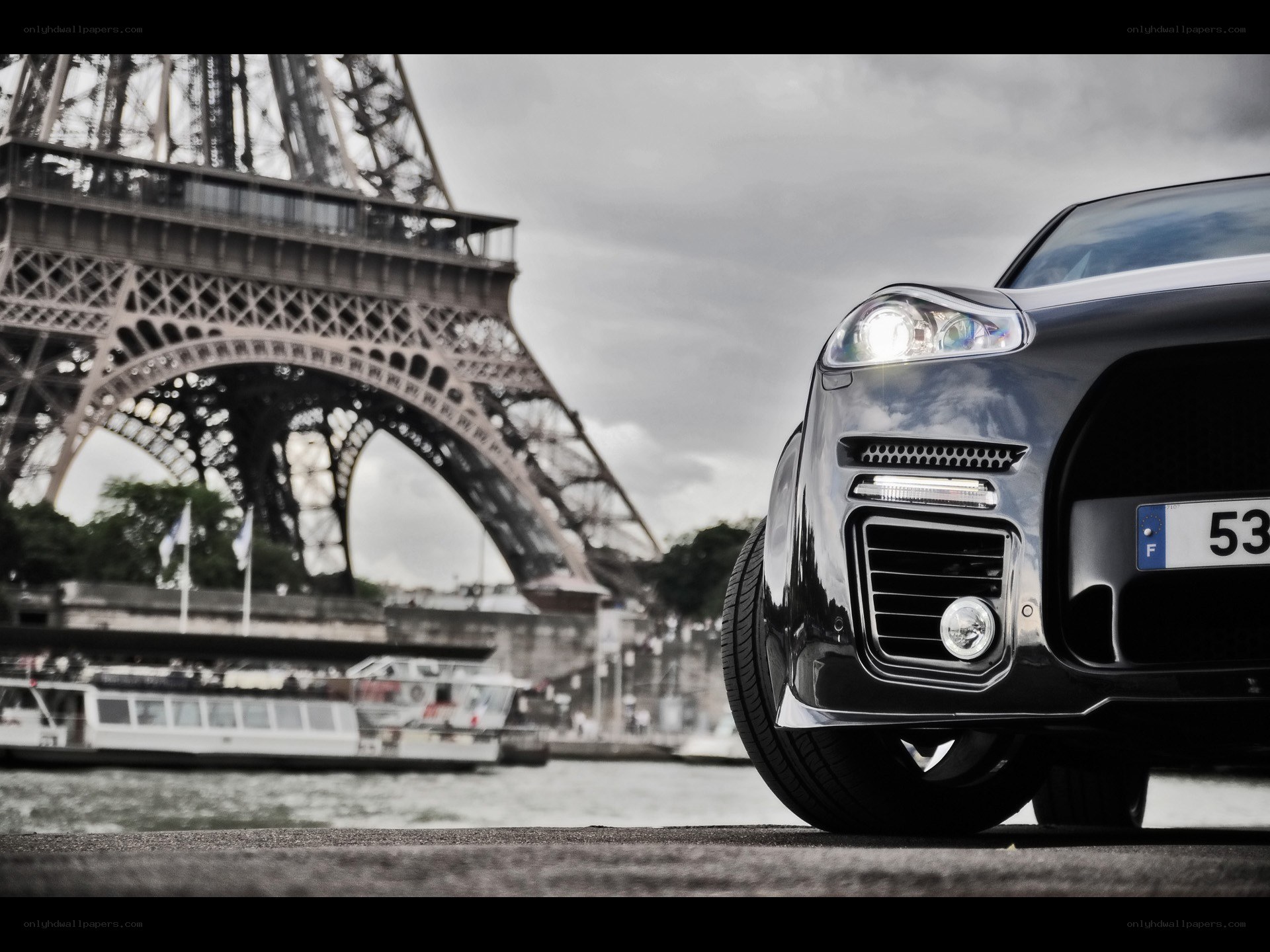 Porsche Cayenne in Paris
