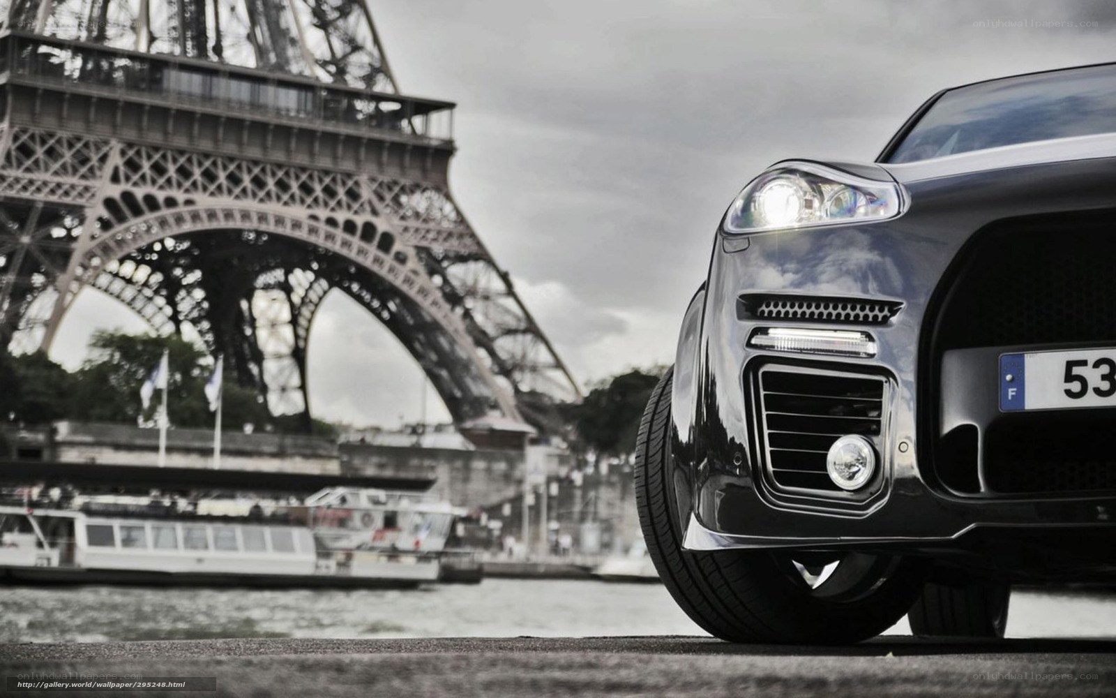 Porsche Cayenne in Paris