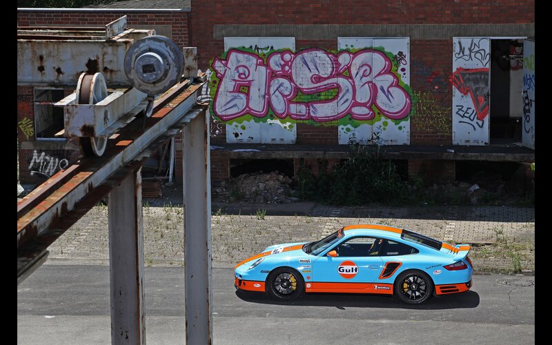 Porsche in Gulf livery on street