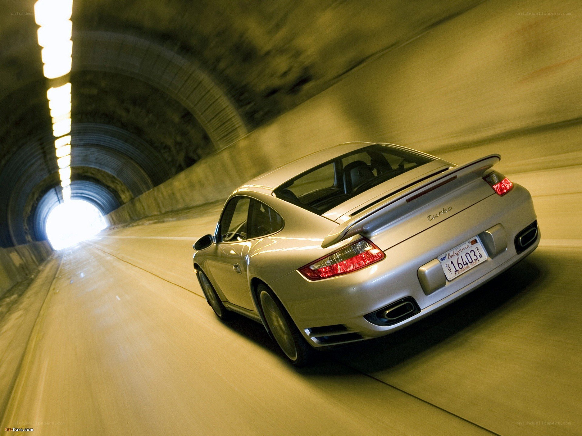 Porsche Turbo in tunnel