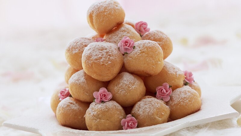 powdered donut pyramid
