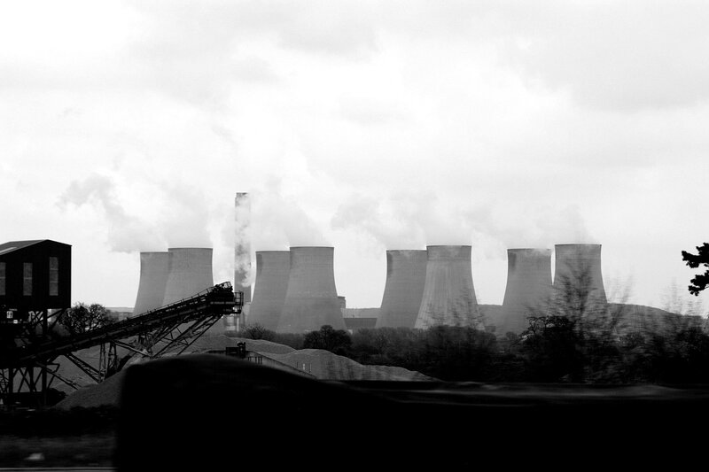 Power plant with cooling towers