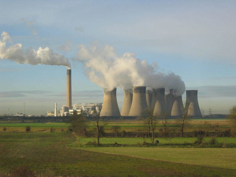 Power plant with cooling towers
