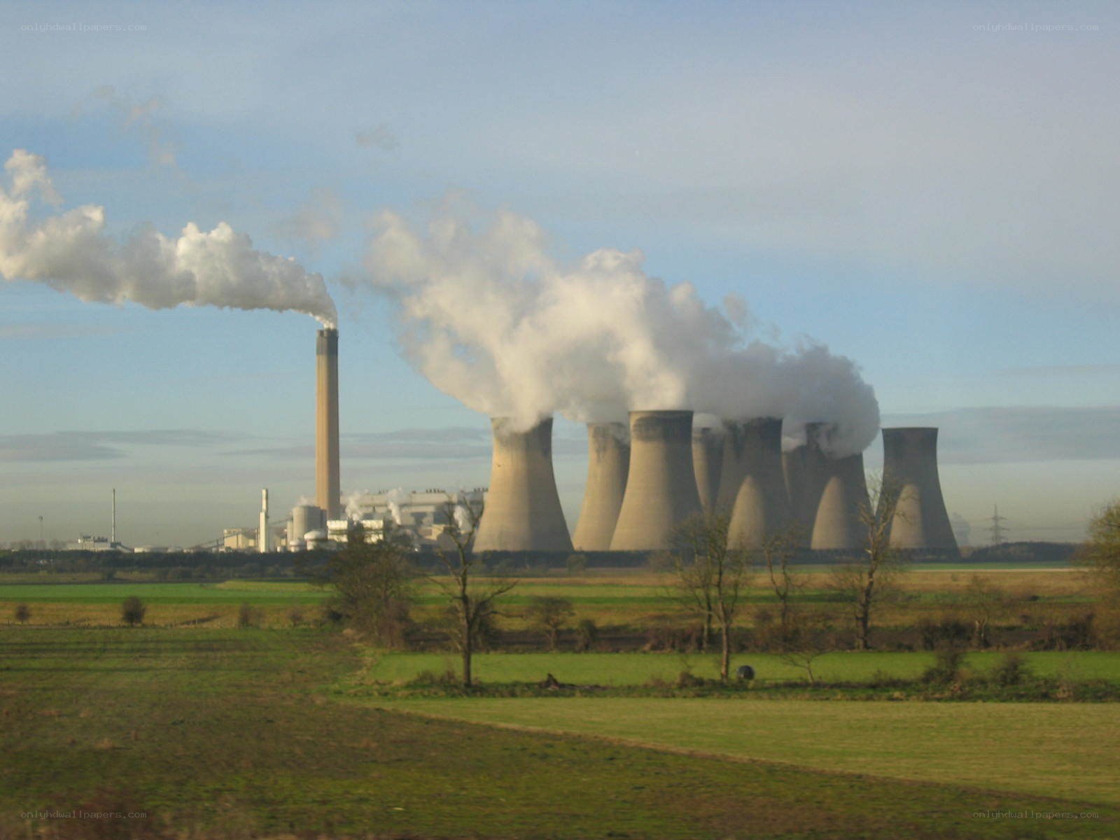 Power plant with cooling towers