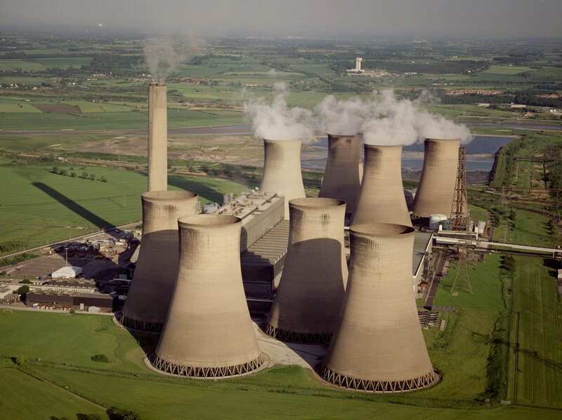 Power station with cooling towers