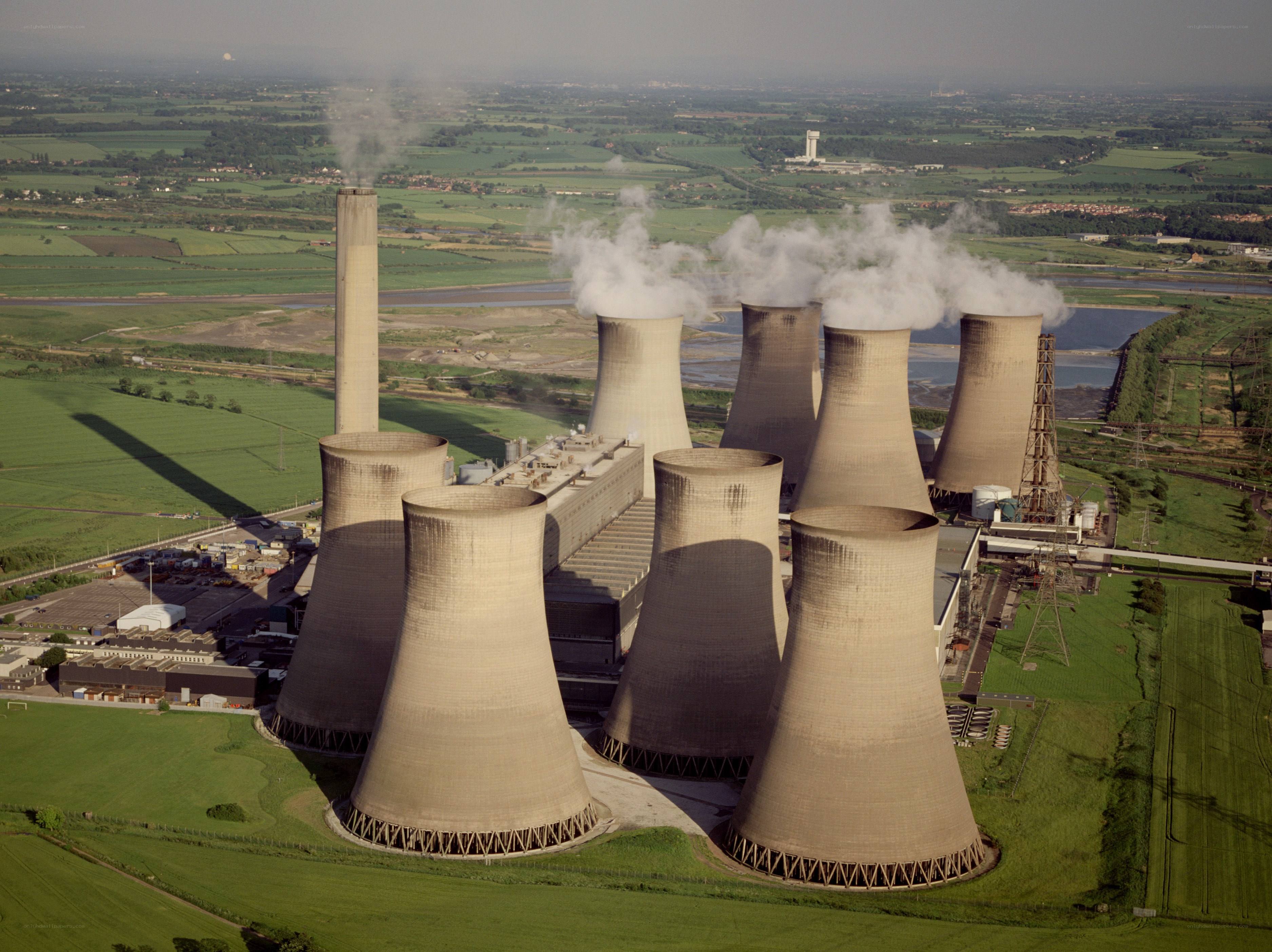 Power station with cooling towers