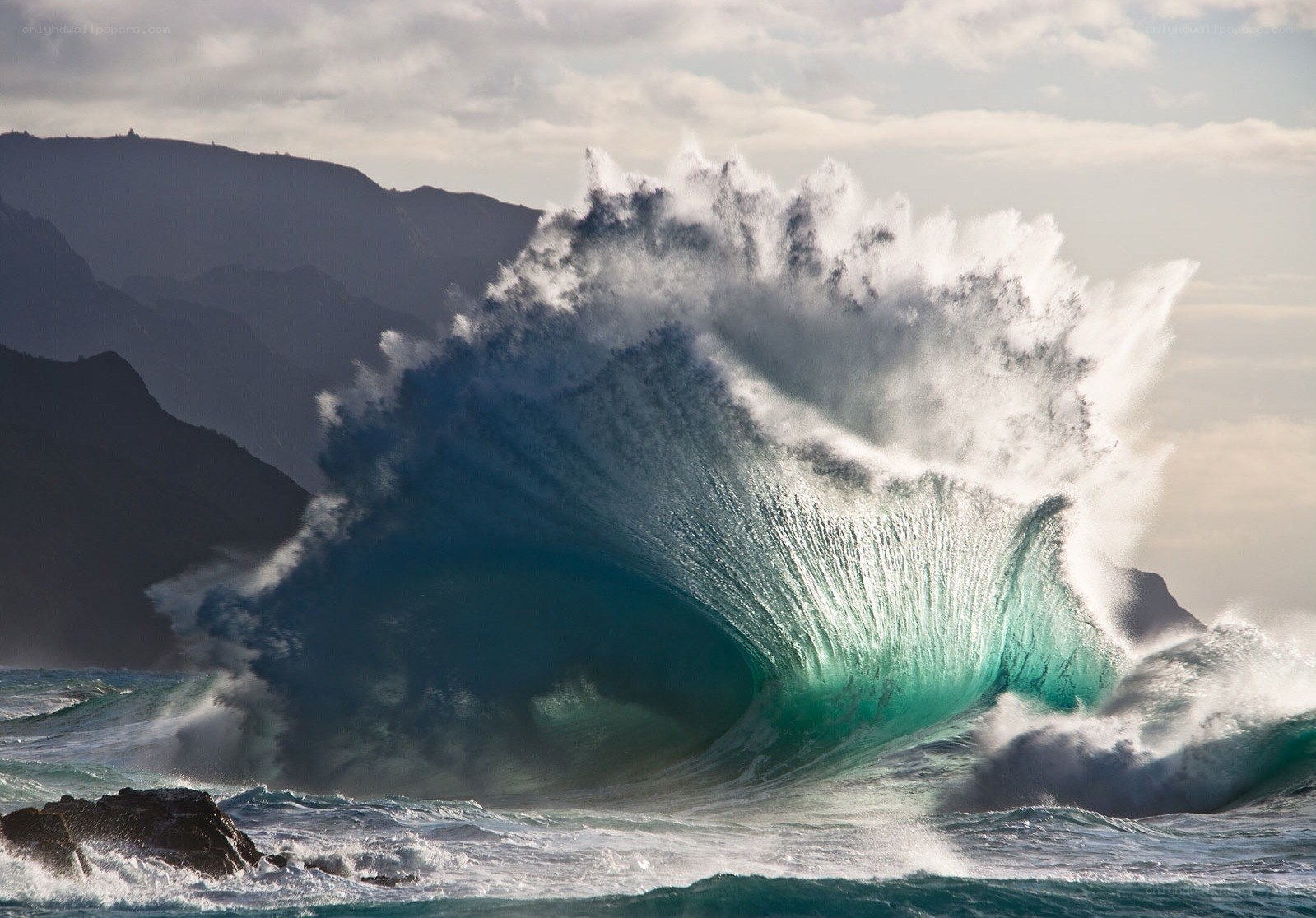 Powerful ocean wave crashing