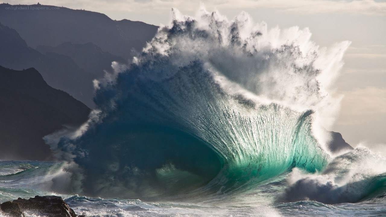 Powerful ocean wave crashing
