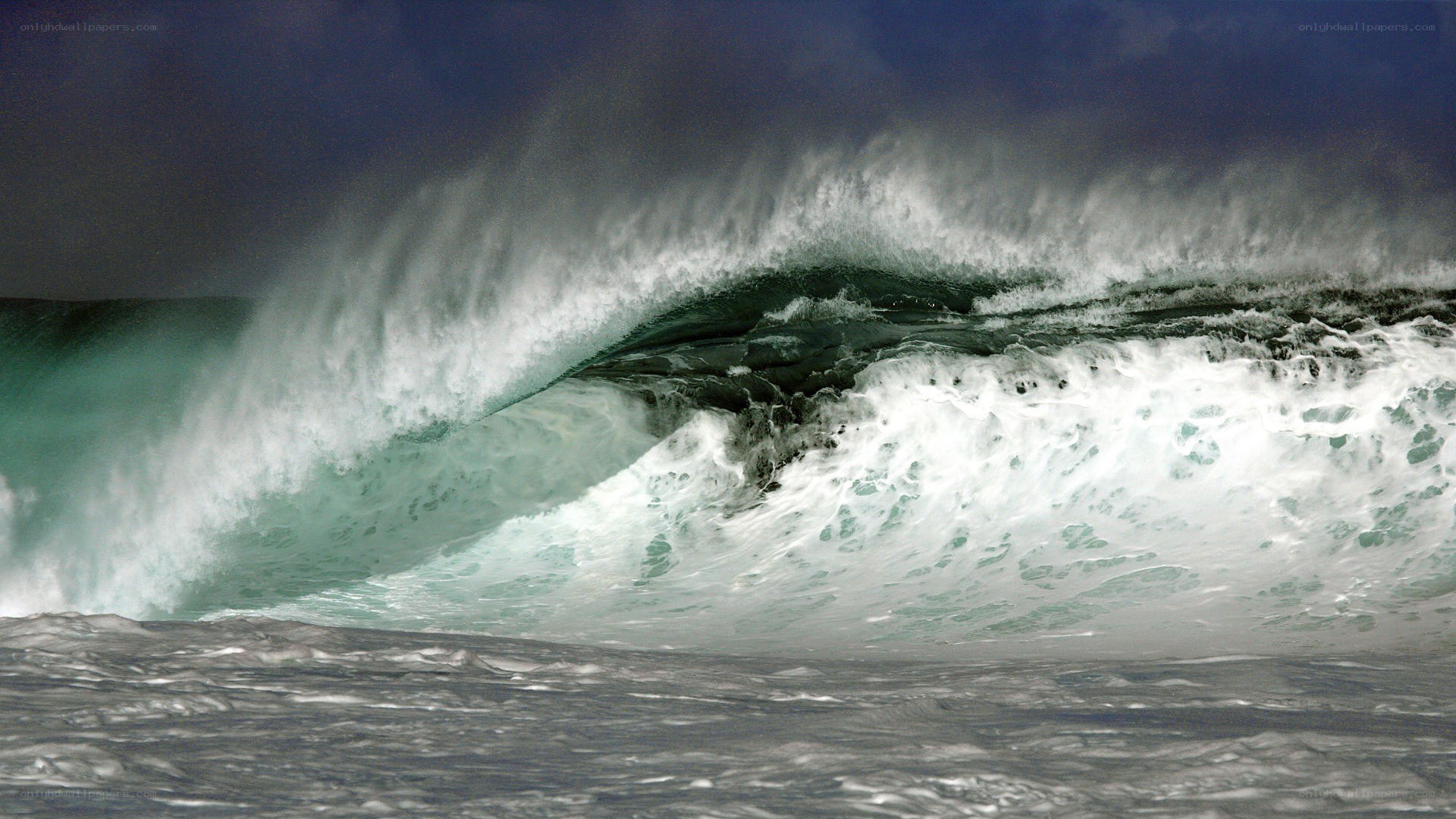 Powerful ocean wave crashing