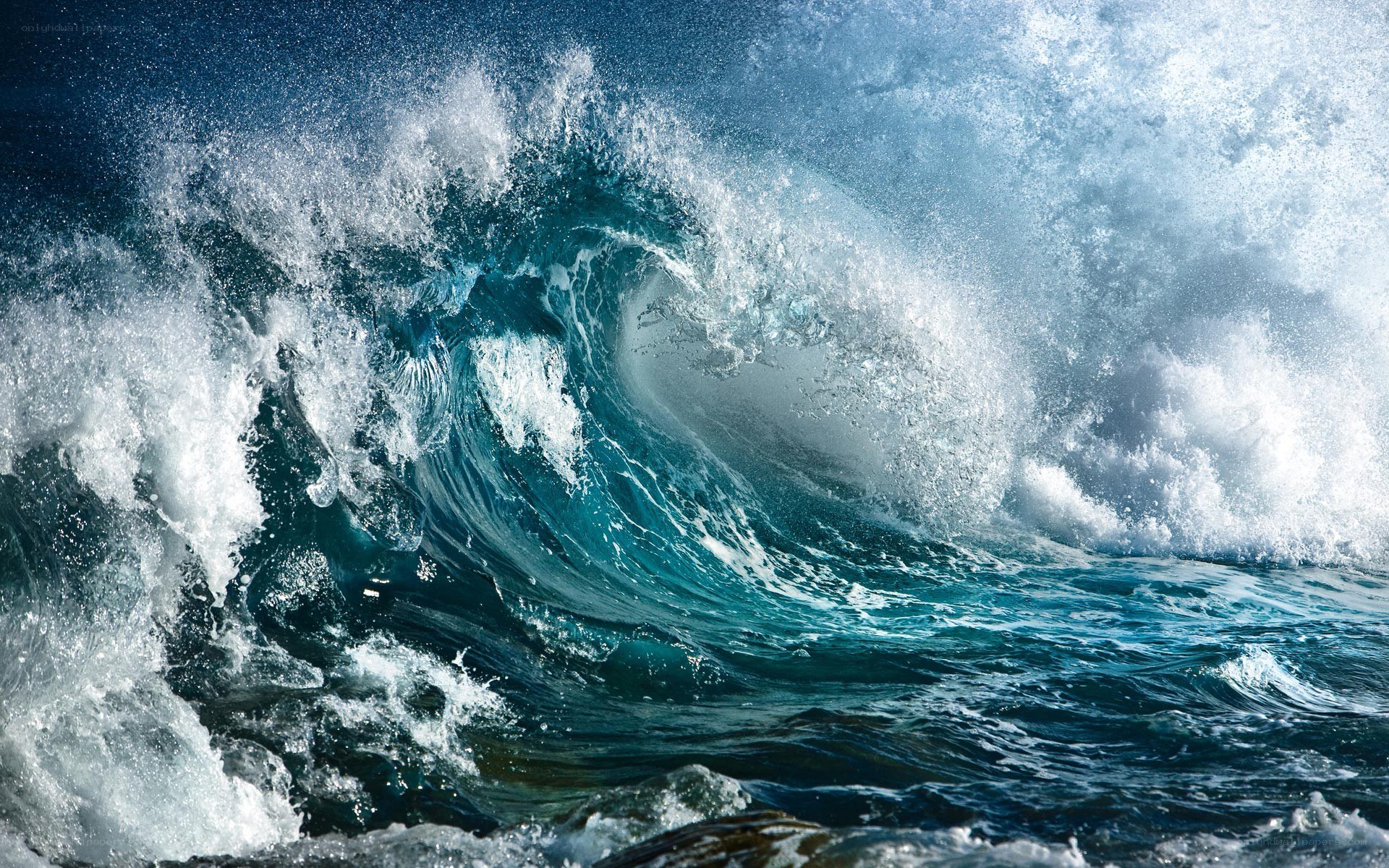 Powerful ocean wave crashing