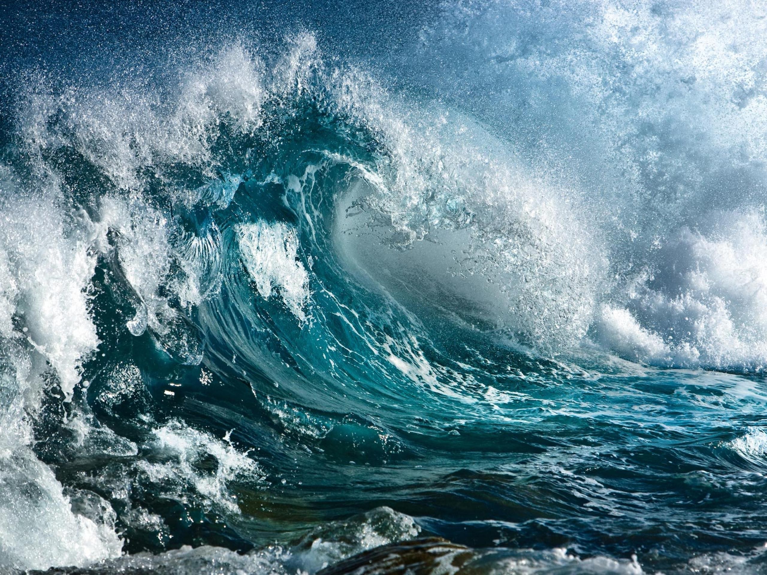 Powerful ocean wave crashing