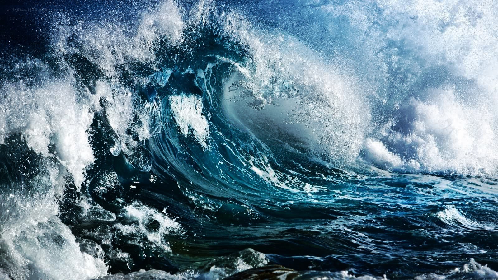 Powerful ocean wave crashing