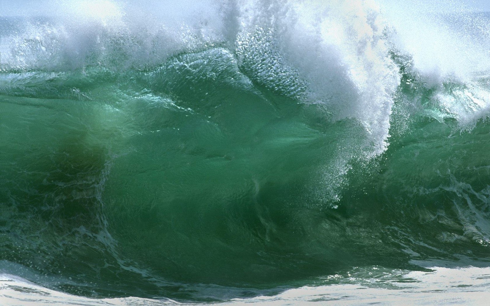 powerful ocean wave crashing