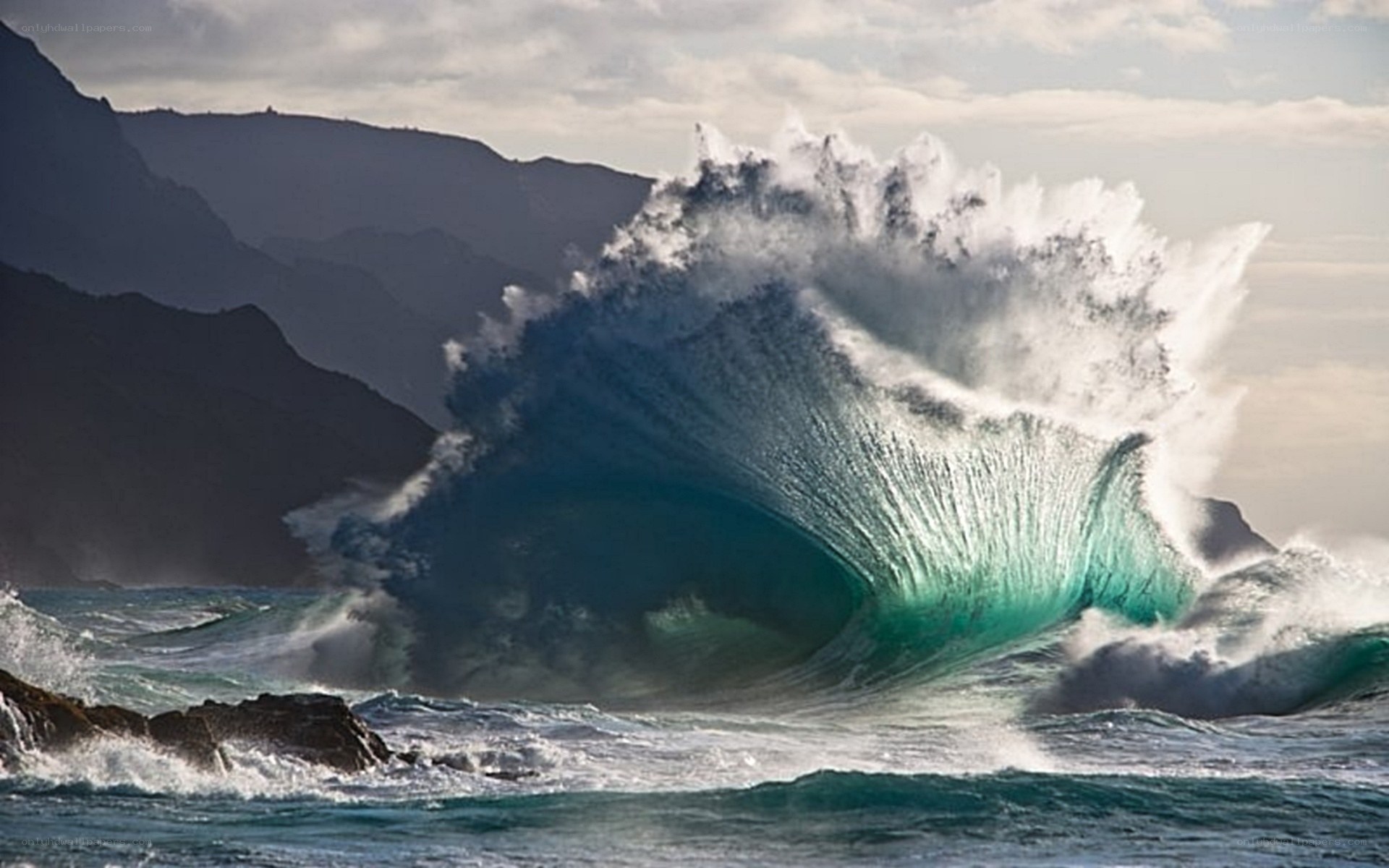 Powerful ocean wave crashing