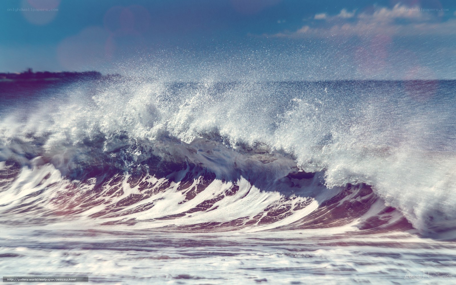 Powerful ocean wave crashing