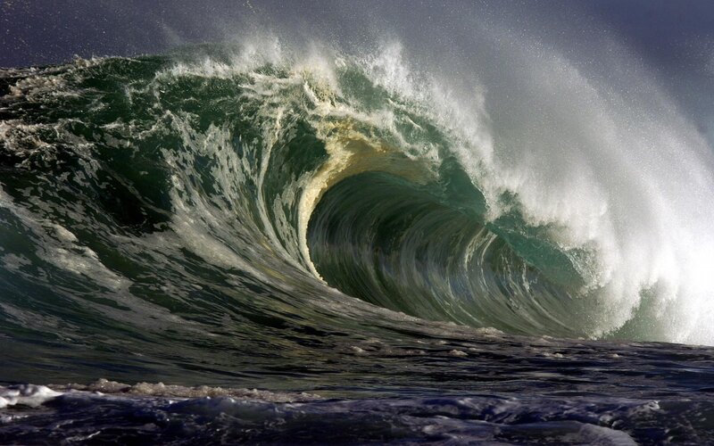 Powerful ocean wave curling
