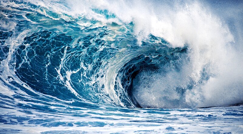 Powerful ocean wave curling