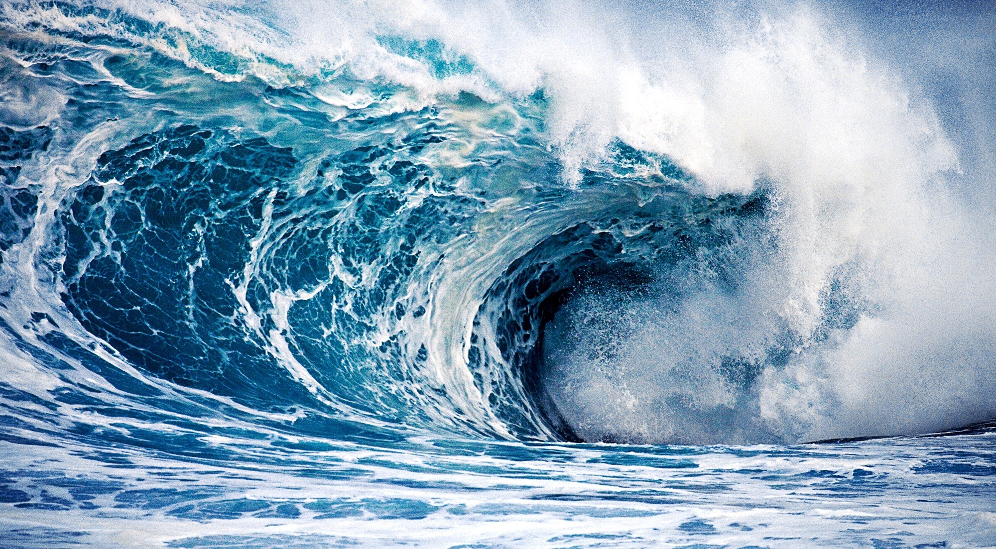 Powerful ocean wave curling