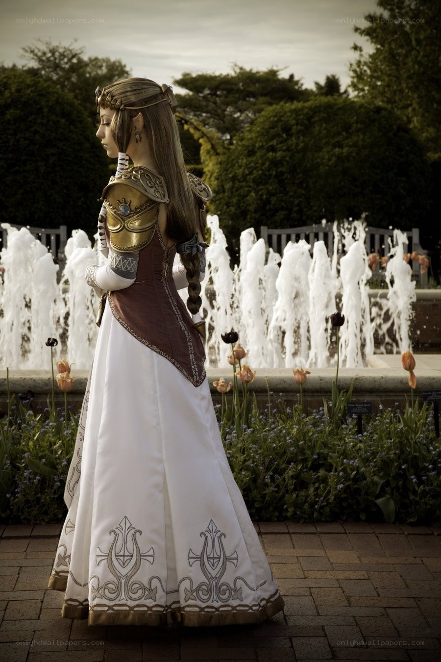 Princess Zelda cosplay in garden