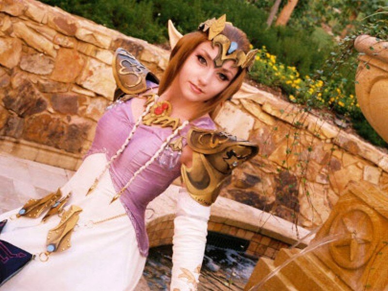 Princess Zelda cosplayer