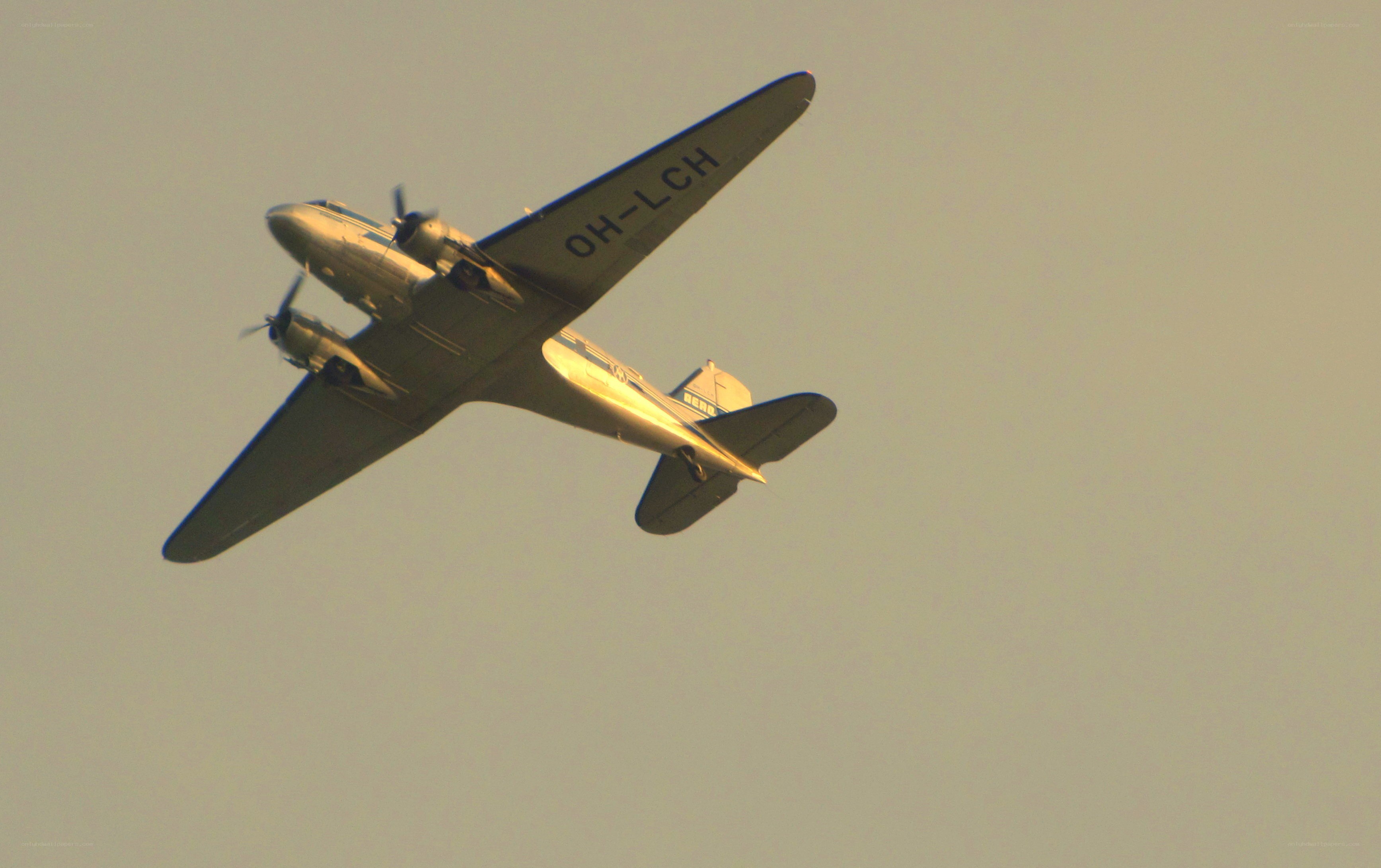 propeller airplane in flight