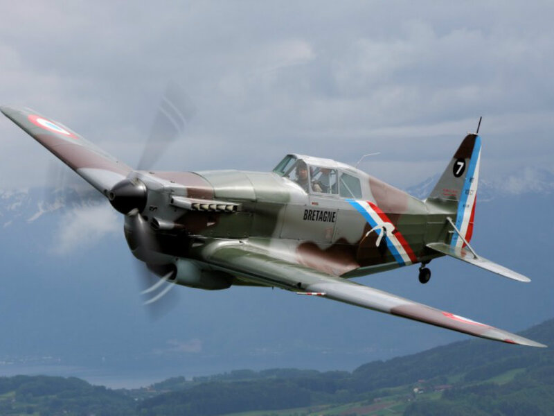Propeller Airplane in Flight — Green