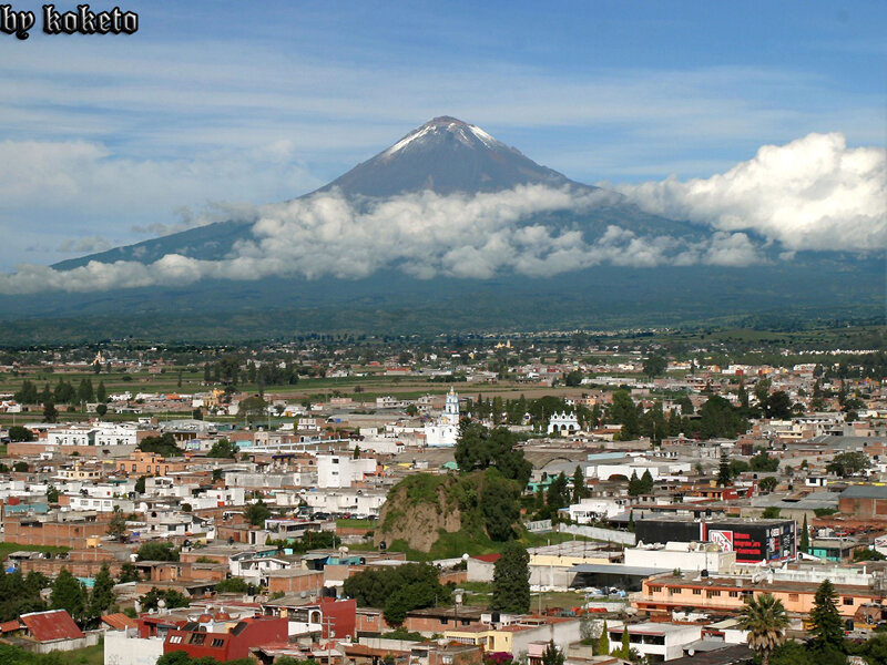 Puebla city with Popocatépetl volcano