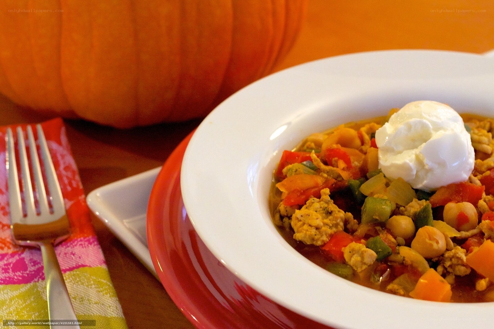 Pumpkin chili with sour cream