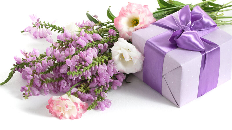 Purple Gift Box with Flowers — Calm, Photograph