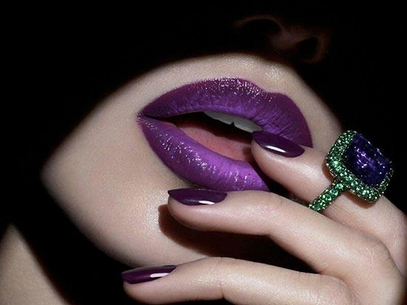 purple lips and ring