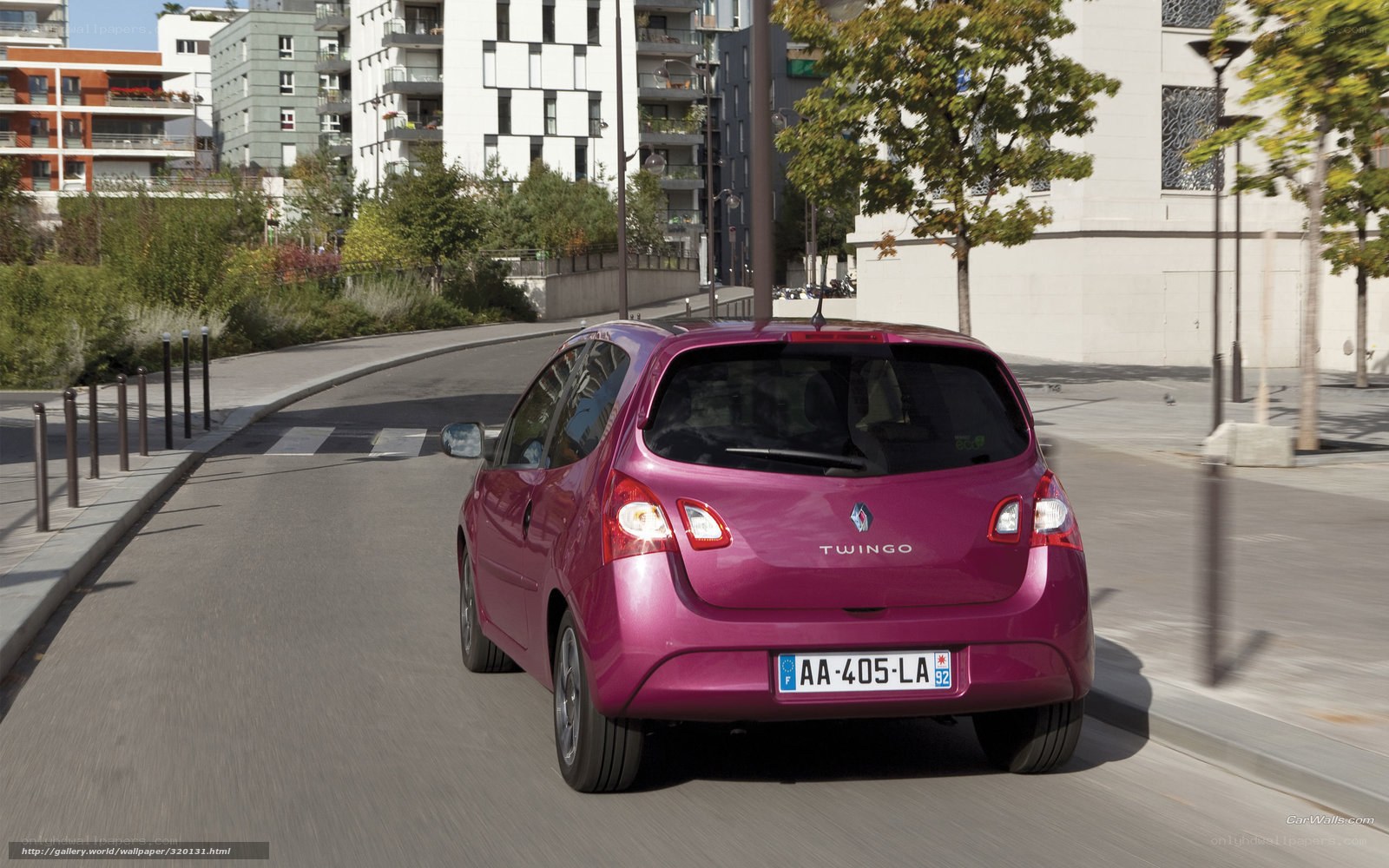 purple renault twingo driving