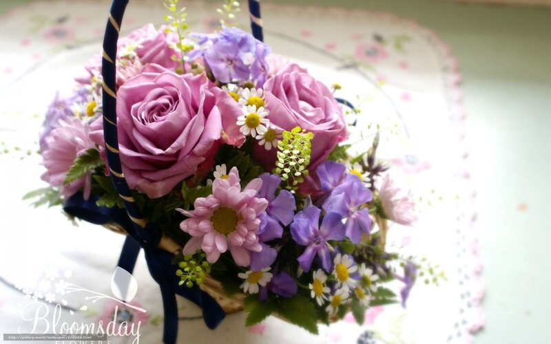 Purple rose bouquet in basket