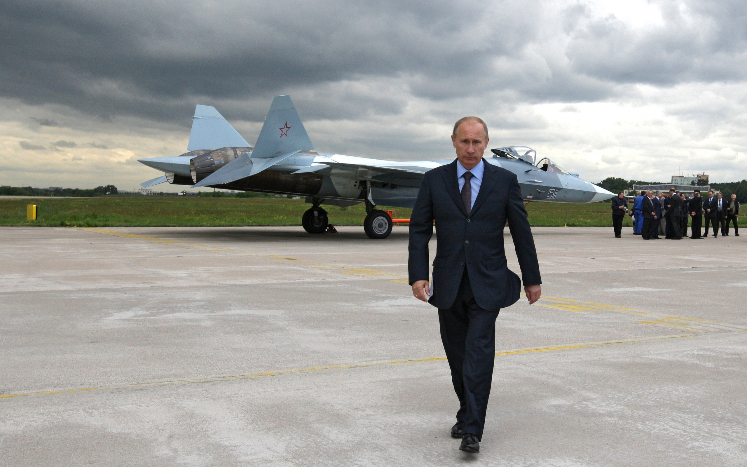 Putin walks on airfield